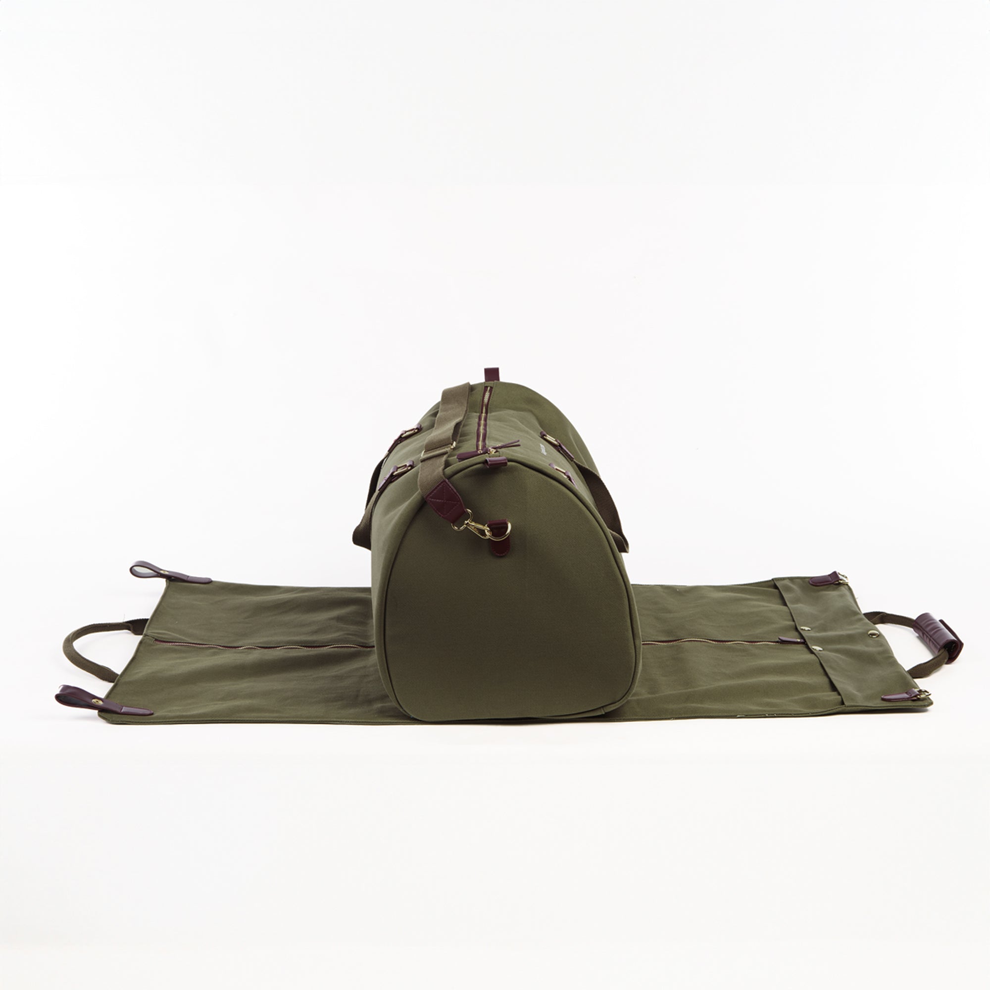 Bolsa de viaje + Portatrajes con iniciales bordadas