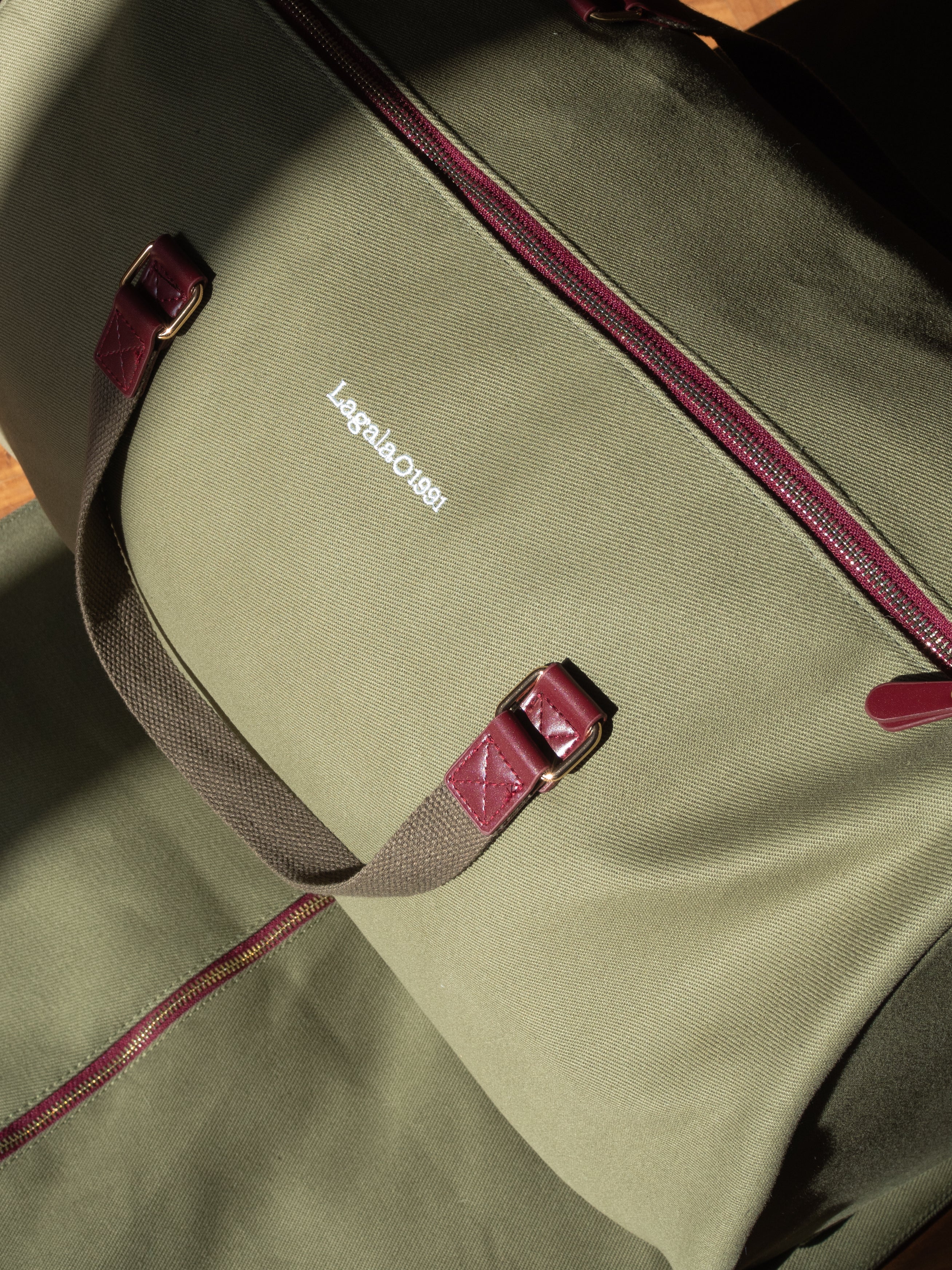 Bolsa de viaje + Portatrajes con iniciales bordadas